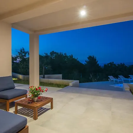 Beautiful In Vrh With 3 Bedrooms, Wifi And Outdoor Swimming Pool Holiday home *