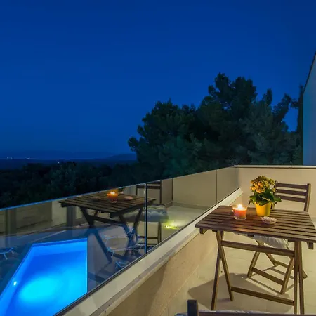 Beautiful In Vrh With 3 Bedrooms, Wifi And Outdoor Swimming Pool Holiday home
