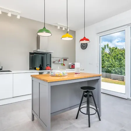Beautiful In Vrh With 3 Bedrooms, Wifi And Outdoor Swimming Pool Vrh (Krk)