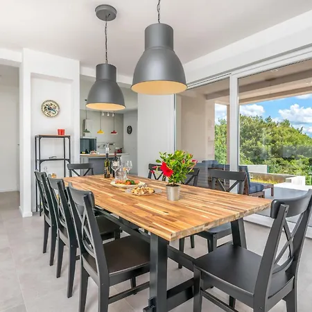 Beautiful In Vrh With 3 Bedrooms, Wifi And Outdoor Swimming Pool * Vrh (Krk)