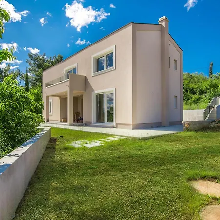 Holiday home Beautiful In Vrh With 3 Bedrooms, Wifi And Outdoor Swimming Pool