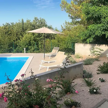Beautiful In Vrh With 3 Bedrooms, Wifi And Outdoor Swimming Pool Holiday home *