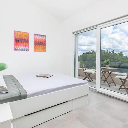Beautiful In Vrh With 3 Bedrooms, Wifi And Outdoor Swimming Pool Vrh (Krk)