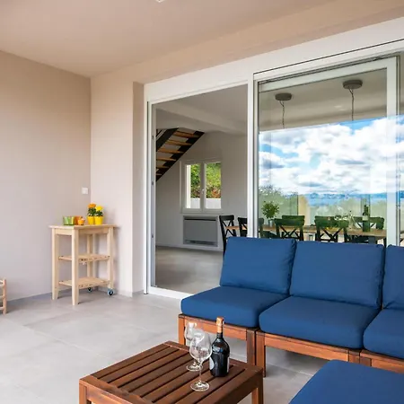 Beautiful In Vrh With 3 Bedrooms, Wifi And Outdoor Swimming Pool Holiday home *
