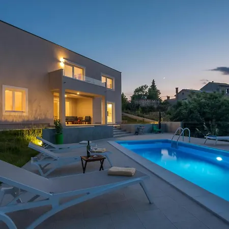 Holiday home Beautiful In Vrh With 3 Bedrooms, Wifi And Outdoor Swimming Pool *