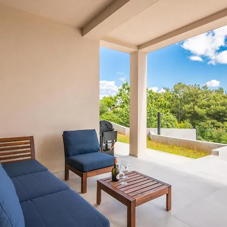 Pet Friendly In Holiday home Vrh (Krk)