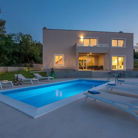 Beautiful In Vrh With 3 Bedrooms, Wifi And Outdoor Swimming Pool *