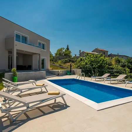 Beautiful In Vrh With 3 Bedrooms, Wifi And Outdoor Swimming Pool Holiday home