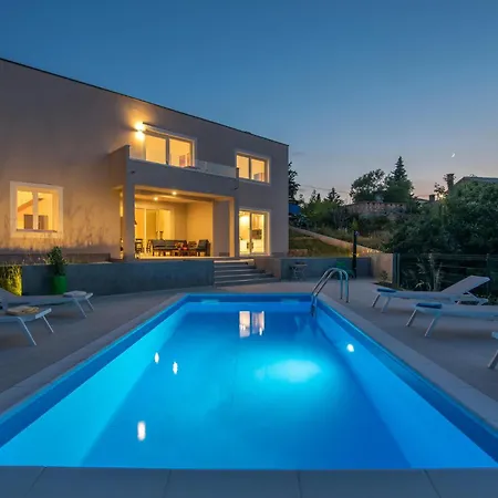 Holiday home Beautiful In Vrh With 3 Bedrooms, Wifi And Outdoor Swimming Pool