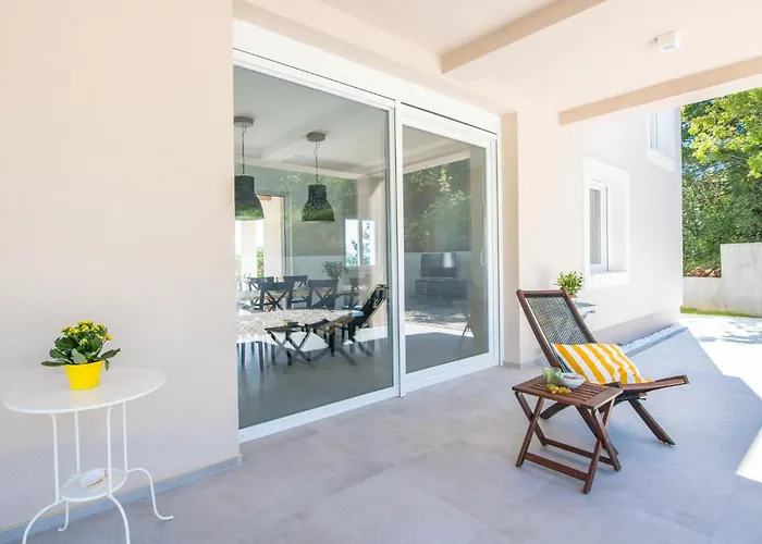 בית נופש 3 Bedroom Pet Friendly In Vrh (Krk)