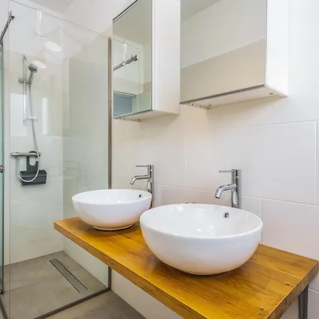 3 Bedroom Pet Friendly In *