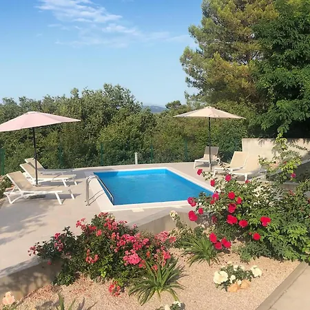 Beautiful In With 3 Bedrooms, Wifi And Outdoor Swimming Pool